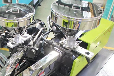 如何選擇混雙色注塑機(jī)？看完后漲知識(shí)！